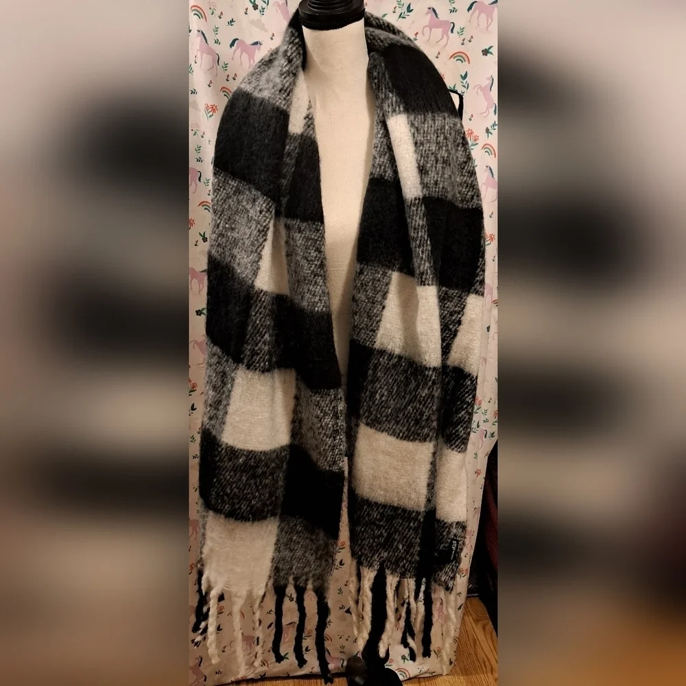 Steve Madden beautiful 76×20